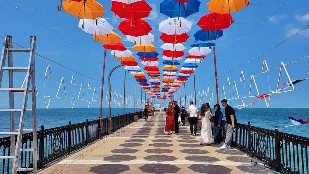 Fotoğraf tutkunları buraya akın ediyor: Rengarenk şemsiyeler, sahilin yeni cazibe merkezi oldu 17
